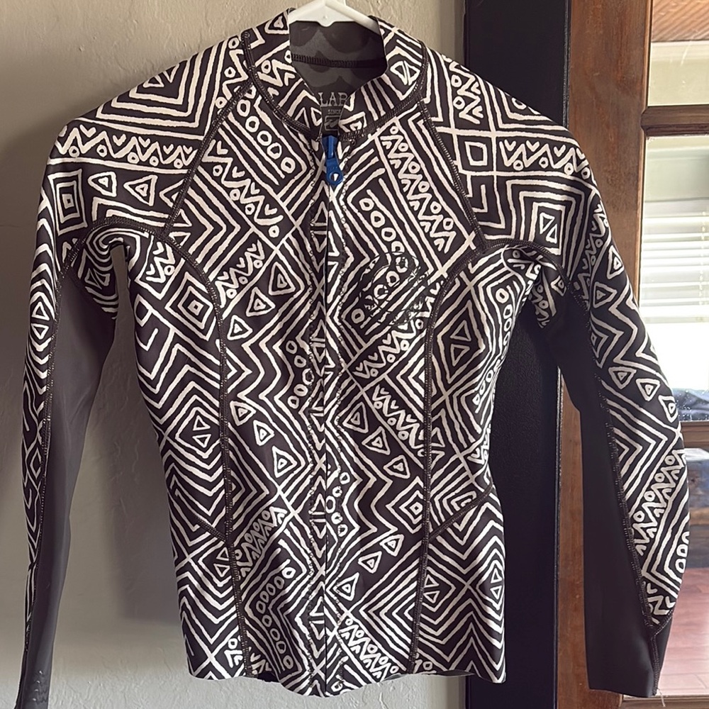 Billabong Black and White Long Sleeve Tee with Geometric Pattern